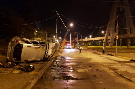 Motorista e passageira não se feriram; trânsito está parcialmente bloqueado no trecho