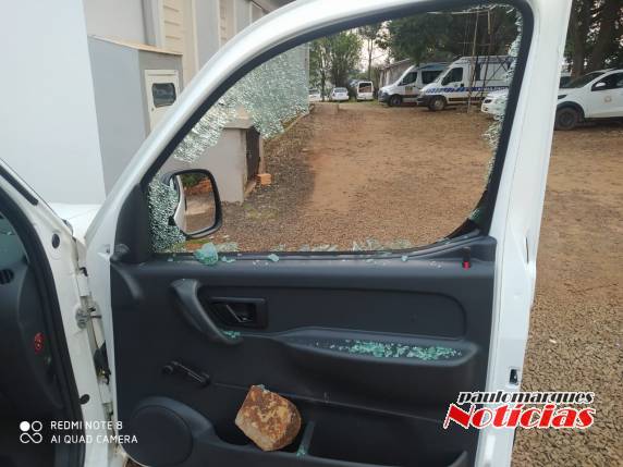 Ambulância da secretaria de Saúde de Alegria teve todos os vidros quebrados - foto 4