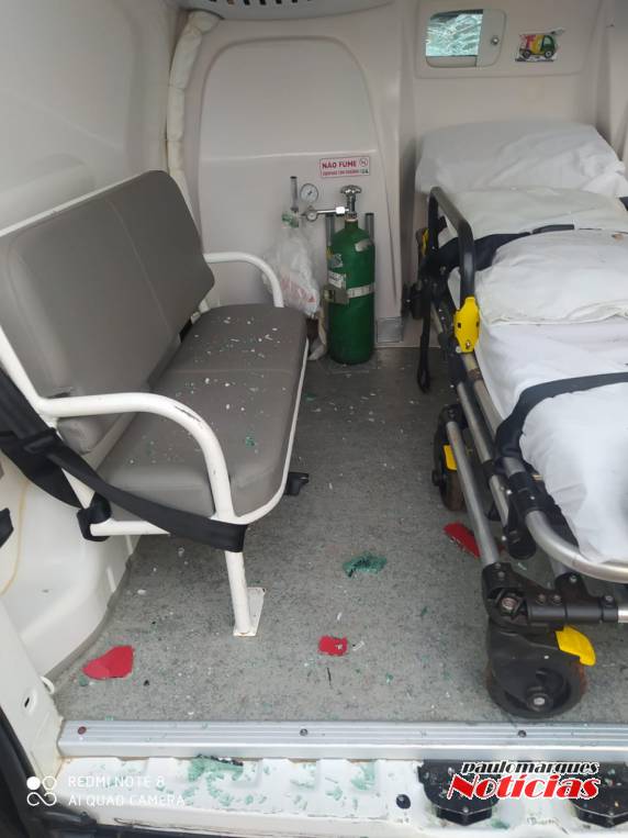Ambulância da secretaria de Saúde de Alegria teve todos os vidros quebrados - foto 7