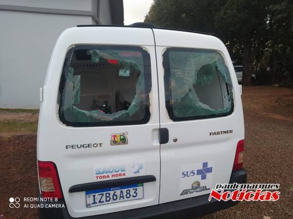 Ambulância da secretaria de Saúde de Alegria teve todos os vidros quebrados - foto 3