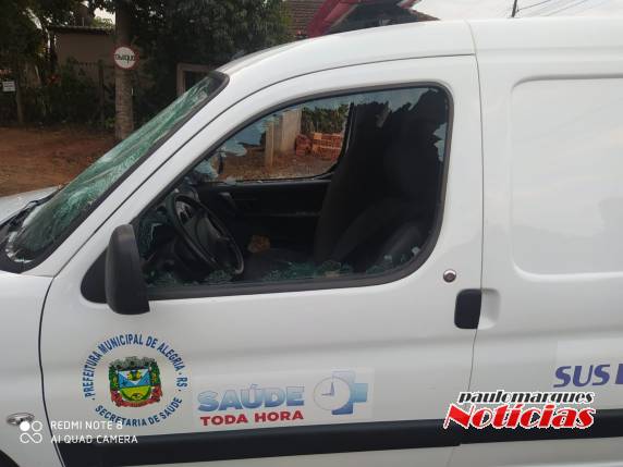 Ambulância da secretaria de Saúde de Alegria teve todos os vidros quebrados - foto 2
