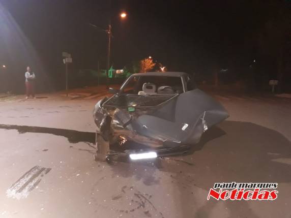 Colisão envolve automóvel e caminhão no Centro de Três de Maio - foto 7