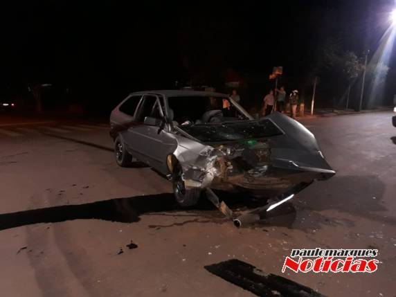 Colisão envolve automóvel e caminhão no Centro de Três de Maio - foto 6