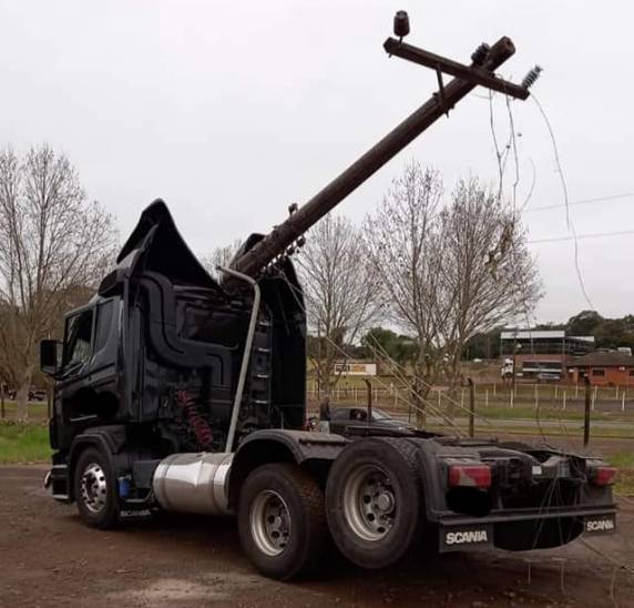 Caminhão colide contra poste de energia elétrica - foto 2