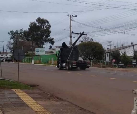 Caminhão colide contra poste de energia elétrica - foto 3