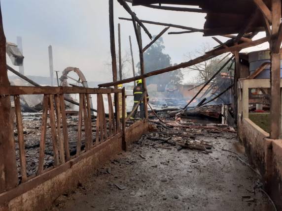 Incêndio consome galpão no interior de Boa Vista do Buricá - foto 3