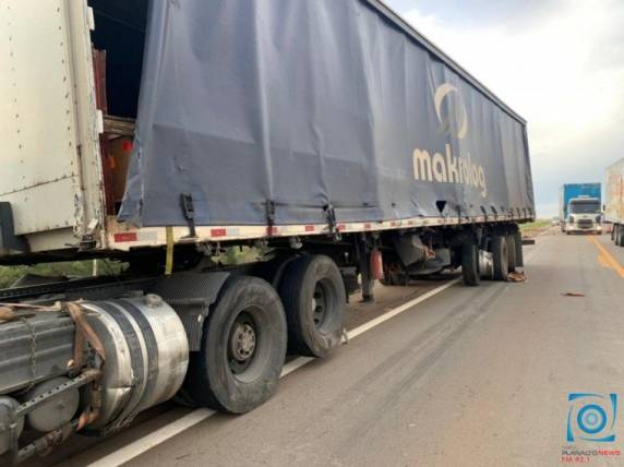 Acidente entre caminhões na BR 285 entre Carazinho e Passo Fundo - foto 2