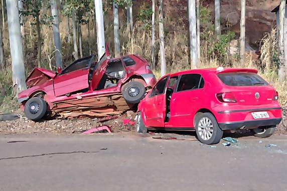 O acidente envolveu um veículo Fiat Uno e um Volkswagen Gol por volta das 16 horas.
