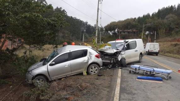 Dois morrem e quatro ficam feridos em acidente no Alto Vale