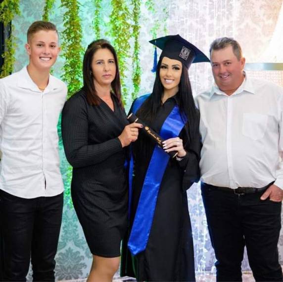 O casal saiu, na companhia do filho, da formatura da filha mais velha, que aconteceu no Gran Palazzo Centro de Eventos, quando ao acessar a rodovia acabou sendo atingido por uma carreta. Ambos faleceram no local e o filho encontra-se internado em estado grave.
