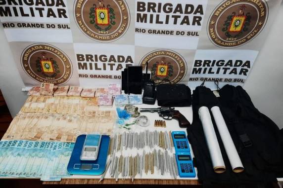 Eles foram presos pelos crimes de tráfico de entorpecentes e porte irregular de arma de fogo