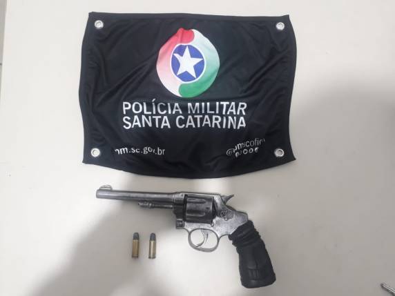 Homem chegou a ser atendido, mas morreu a caminho do hospital. A arma da dona do local era registrada, segundo os policiais.