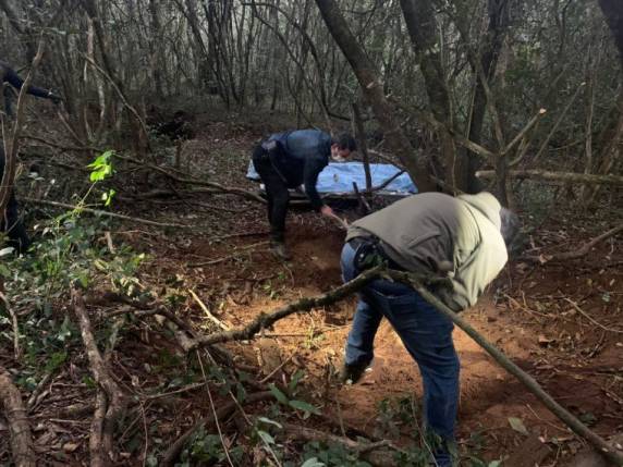 Corpo é encontrado enterrado em mato de invasão em Passo Fundo - foto 2