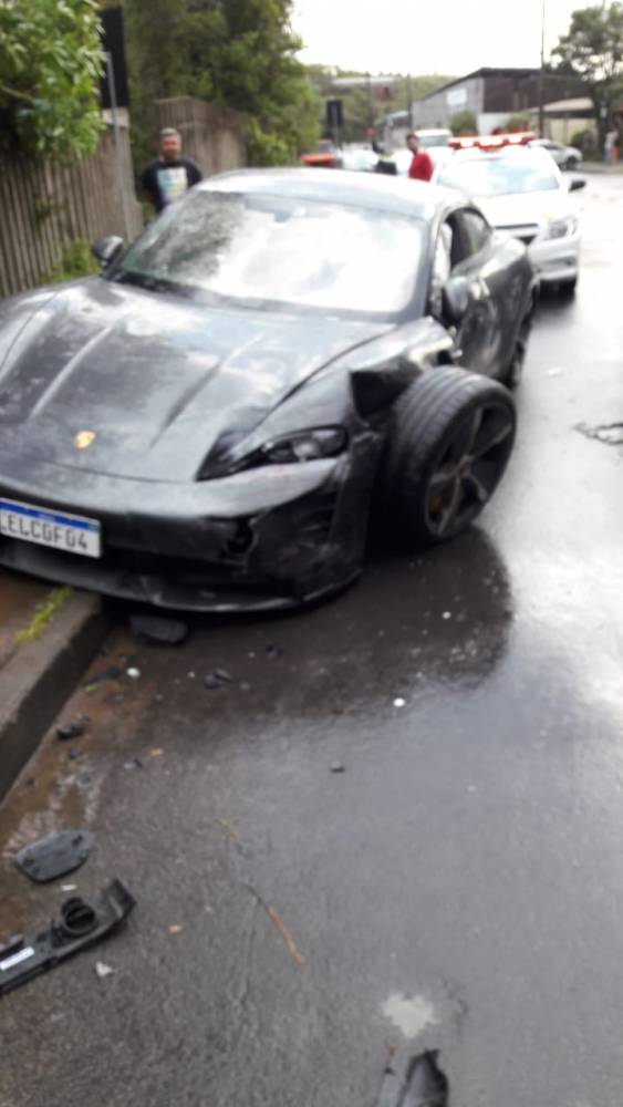 Paolo Guerrero se envolve em acidente de carro na zona sul de Porto Alegre - foto 2