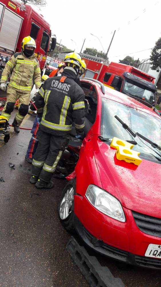 Paolo Guerrero se envolve em acidente de carro na zona sul de Porto Alegre - foto 3