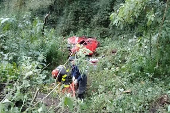 Mulher perdeu o controle em trecho sinuoso no fim da tarde desta terça-feira
