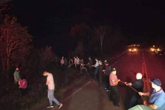 Mulher perdeu o controle em trecho sinuoso no fim da tarde desta terça-feira