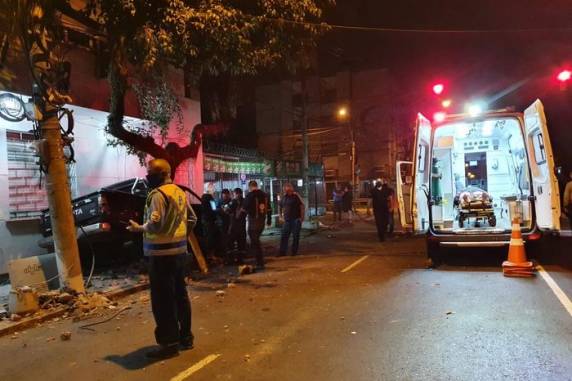 Acidente ocorreu na Avenida Pernambuco, por volta das 4h30min