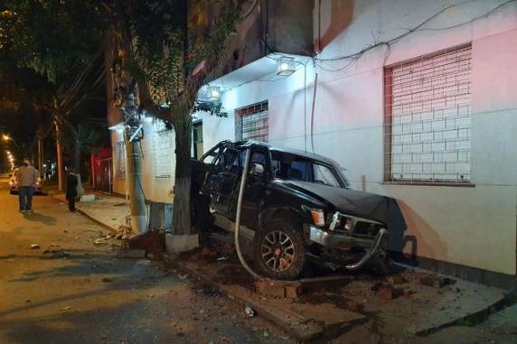 Acidente ocorreu na Avenida Pernambuco, por volta das 4h30min
