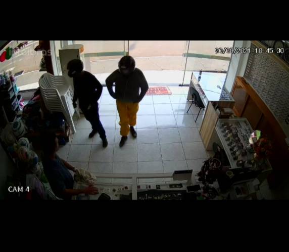 A ação dos bandidos foi registrada por uma câmera de monitoramento da empresa