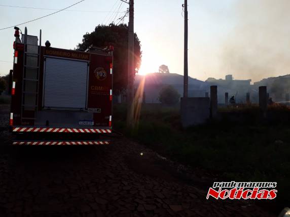 Bombeiros combatem incêndio em vegetação no bairro Oriental - foto 3