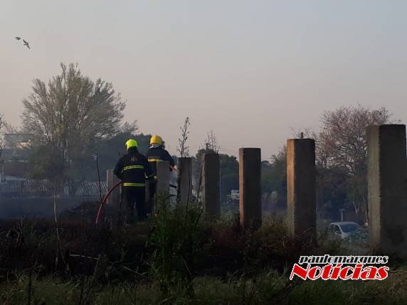 Bombeiros combatem incêndio em vegetação no bairro Oriental - foto 4