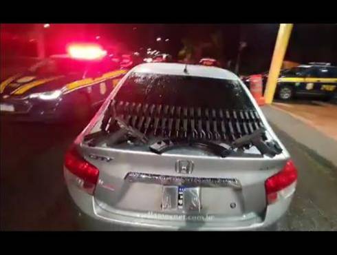 As pistolas e os carregadores eram transportados em um compartimento oculto do carro em que elas viajavam
