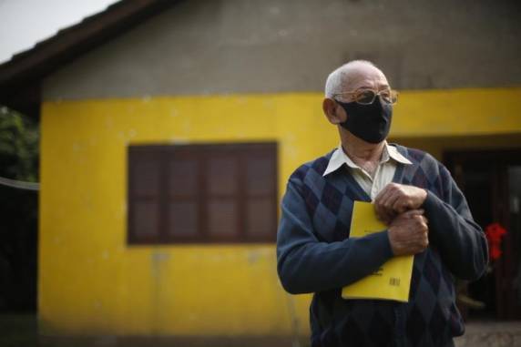 Morador do Litoral Norte aprendeu a escrever aos 70 anos; conquista repercute na localidade rural de Costa do Miraguaia