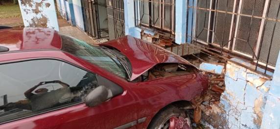 Veículo invade Delegacia de Polícia de Palmitinho - foto 3