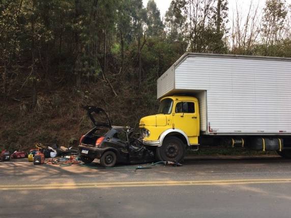 Dois jovens morrem em colisão de carro contra caminhão no oeste catarinense - foto 3