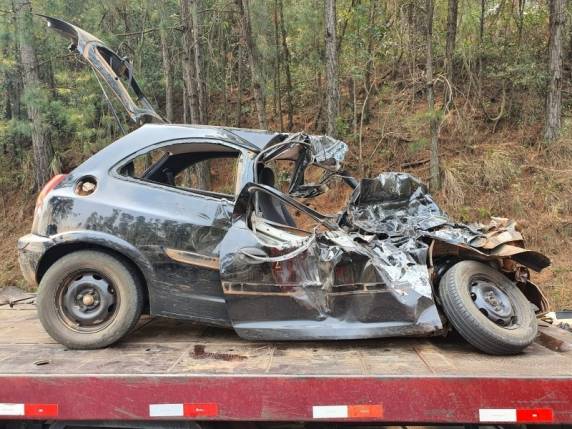 Dois jovens morrem em colisão de carro contra caminhão no oeste catarinense - foto 2
