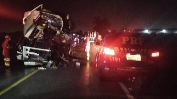 Colisão ocorrida no começo da noite no km 74, no município de Morro Redondo, provocou bloqueio total da rodovia