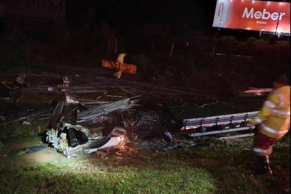 Acidente ocorreu no km 15 da BR-290, por volta das 23h50min desta quarta-feira