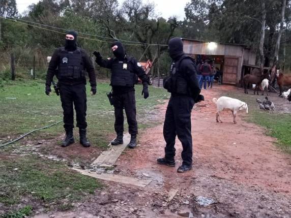 Além de realizar roubos para depois oferecer serviço de vigilância a produtores rurais, quadrilhas estão adquirindo áreas na fronteira e também na divisa com SC