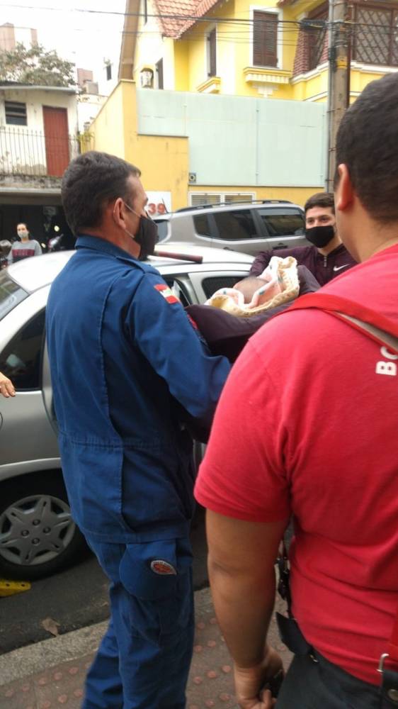 Mãe informou que deixou a criança no veículo por poucos minutos e estava com receio que o vento frio fizesse mal a saúde da filha. O conselho tutelar foi acionado