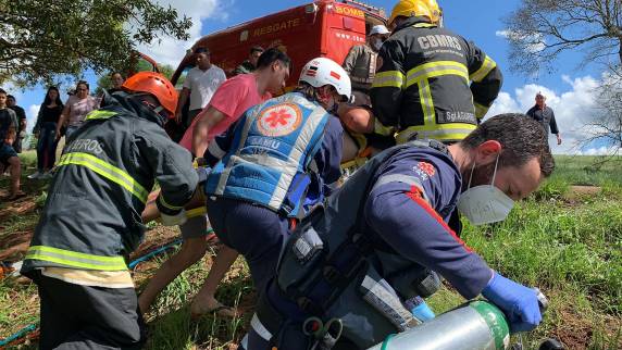 Três jovens ficam gravemente feridos após bater carro em árvore no trecho Passo Fundo/Ernestina - foto 3
