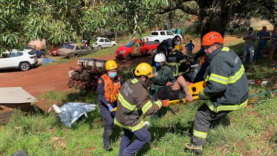 Três jovens ficam gravemente feridos após bater carro em árvore no trecho Passo Fundo/Ernestina - foto 2