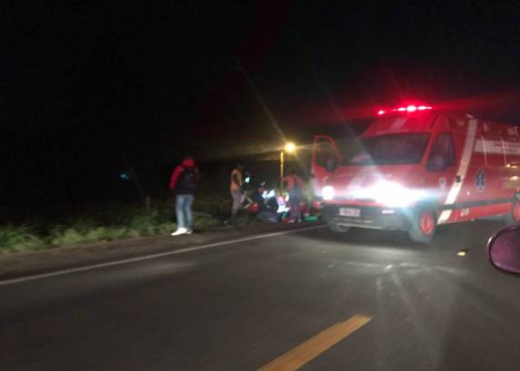 Colisão envolvendo uma motocicleta e uma bicicleta deixou três pessoas feridas