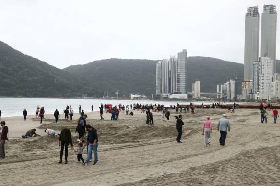 Moradores e turistas aproveitam domingo para acompanhar as mudanças que a draga causou em Balneário Camboriú - foto 2