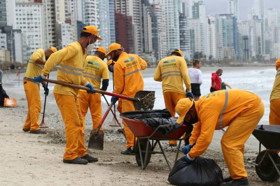 Moradores e turistas aproveitam domingo para acompanhar as mudanças que a draga causou em Balneário Camboriú - foto 3