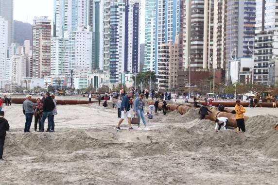 Alargamento da faixa de areia na Praia Central provocou mudanças na paisagem, que chegaram a viralizar nas redes sociais. Embarcação começou a atuar em 22 de agosto e centenas de conchas apareceram na orla.