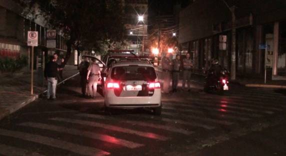 Vítima foi assassinada a tiros pelos criminosos. Ataque deixou três mortos