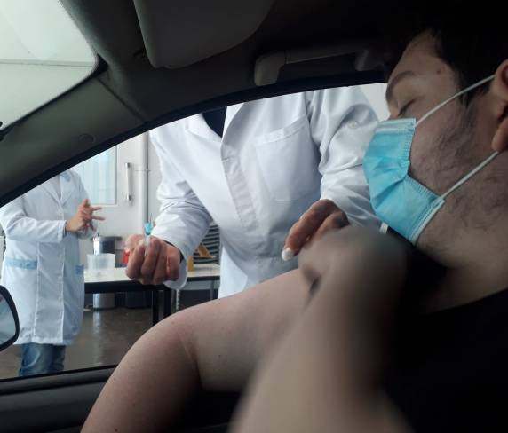 Também será realizada a aplicação da segunda dose para toda a população que tiver o reforço da CoronaVac vencido