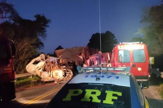 Colisão ocorreu na região de Santa Maria, sobre a ponte do Passo do Verde, segundo a PRF
