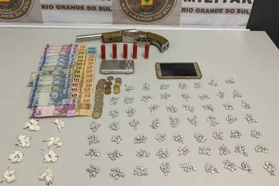Segundo a BM, uma arma de fogo e munições também foram apreendidas durante a ação