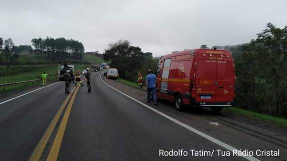 A vítima foi identificada como João Bonfim, 39 anos. Ele conduzia o trator que saiu da pista e capotou.
