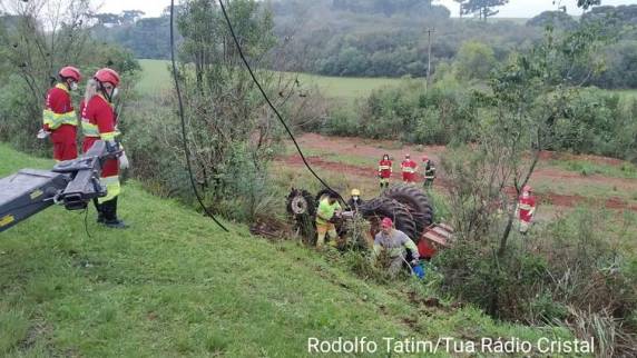 A vítima foi identificada como João Bonfim, 39 anos. Ele conduzia o trator que saiu da pista e capotou.