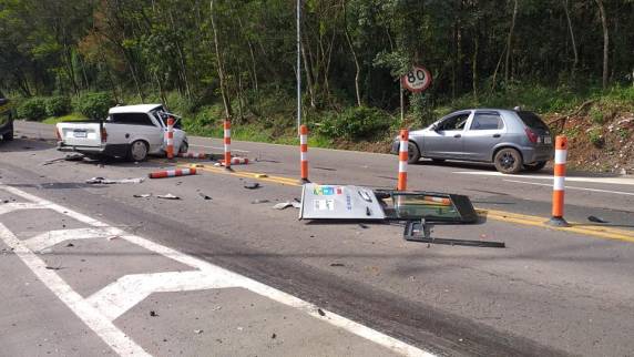 Acidente entre carro e ônibus deixa um morto em Carlos Barbosa - foto 2