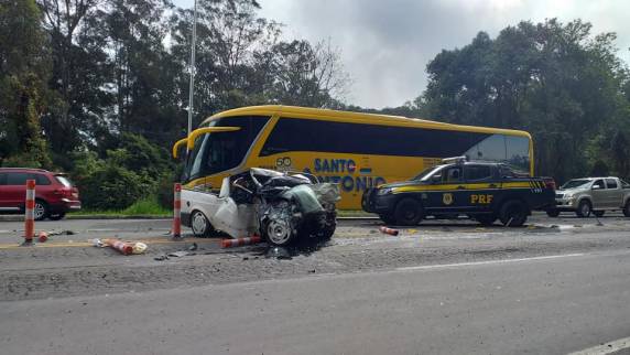 Acidente entre carro e ônibus deixa um morto em Carlos Barbosa - foto 4