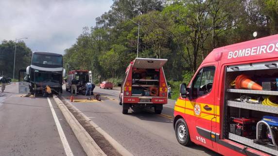Acidente entre carro e ônibus deixa um morto em Carlos Barbosa - foto 3